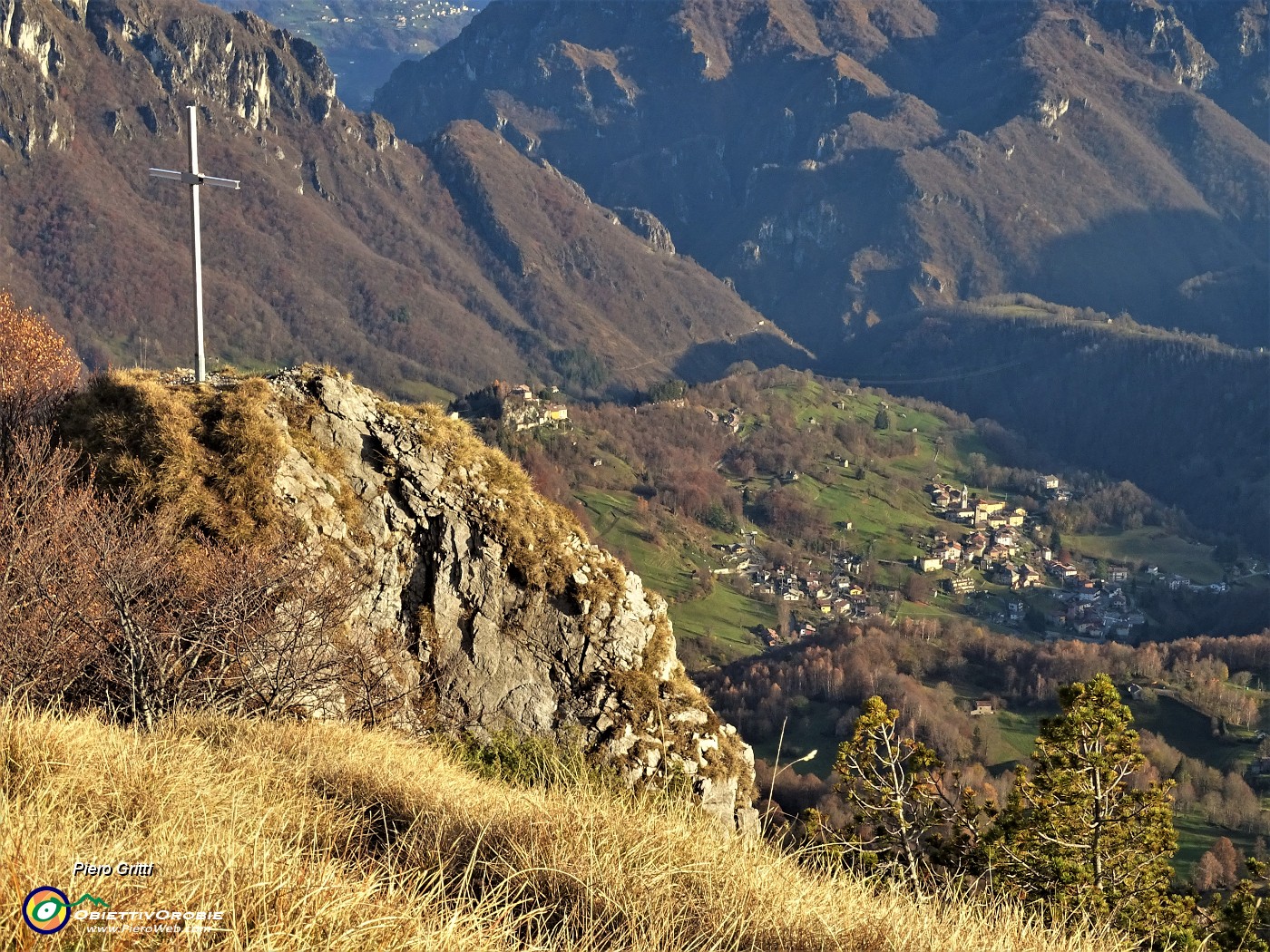 52 Dalla rocciosa anticima del Corno Zuccone vista panoramica sulla Val Taleggio.JPG